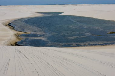 Lagün ortasındaki tepeleri, Brezilya'da Lencois Maranhenese Milli Parkı
