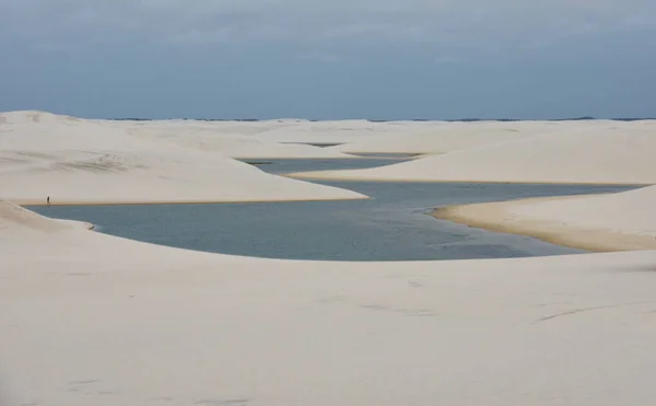 Lagün Ortasındaki Tepeleri Brezilya Lencois Maranhenese Milli Parkı — Stok fotoğraf