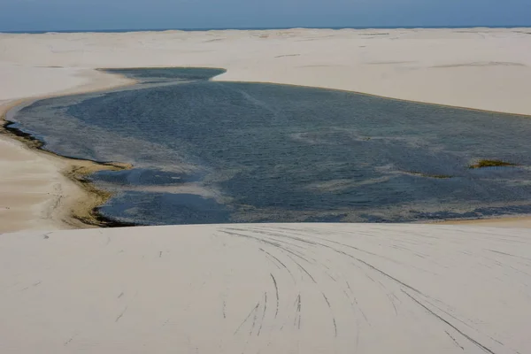 Lagün Ortasındaki Tepeleri Brezilya Lencois Maranhenese Milli Parkı — Stok fotoğraf