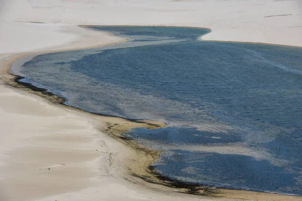 Lagün Ortasındaki Tepeleri Brezilya Lencois Maranhenese Milli Parkı — Stok fotoğraf