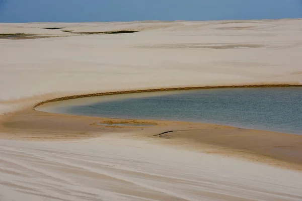 Lagün Ortasındaki Tepeleri Brezilya Lencois Maranhenese Milli Parkı — Stok fotoğraf