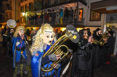 Engelberg, İsviçre - 11 Şubat 2018: katılımcılar kostümleri gerçekleştirmek Engelberg karnavalda sokak bir alay İsviçre Alpleri üzerinde