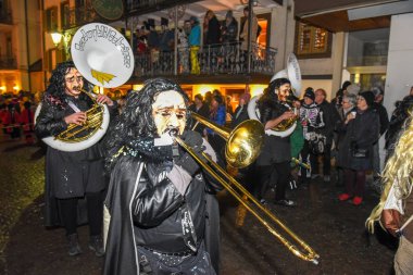Engelberg, İsviçre - 11 Şubat 2018: katılımcılar kostümleri gerçekleştirmek Engelberg karnavalda sokak bir alay İsviçre Alpleri üzerinde