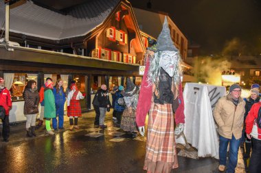 Engelberg, İsviçre - 11 Şubat 2018: katılımcılar kostümleri gerçekleştirmek Engelberg karnavalda sokak bir alay İsviçre Alpleri üzerinde