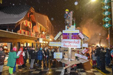 Engelberg, İsviçre - 11 Şubat 2018: katılımcılar kostümleri gerçekleştirmek Engelberg karnavalda sokak bir alay İsviçre Alpleri üzerinde