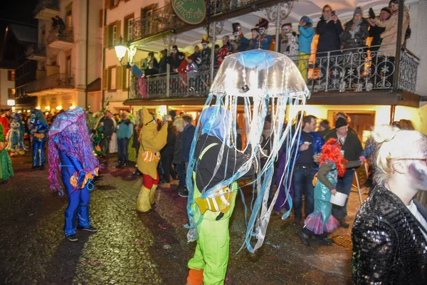 Engelberg Schweiz Februari 2018 Deltagare Dräkter Utföra Gatan Procession Carnival — Stockfoto