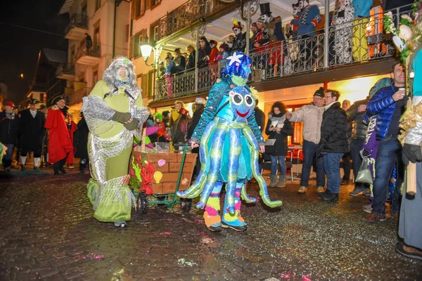 Engelberg Schweiz Februari 2018 Deltagare Dräkter Utföra Gatan Procession Carnival — Stockfoto