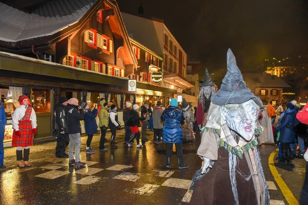 Engelberg Svizzera Febbraio 2018 Partecipanti Costumi Esibiscono Una Processione Piazza — Foto Stock