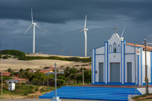 Iglesia frente al parque eólico de Canoa Quebrada en Brasil — Foto de Stock