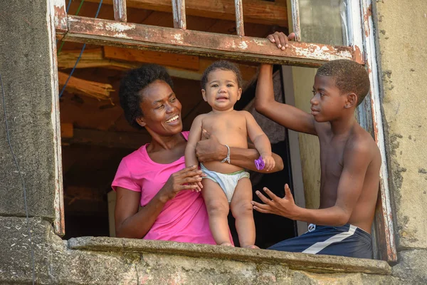 赤ちゃんとブラジルのサルバドールでウィンドウに息子と母 — ストック写真