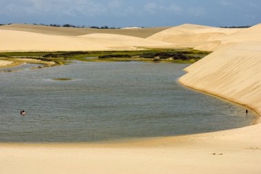 Lagün ortasında dunes adlı Lencois Maranhenese Nationa