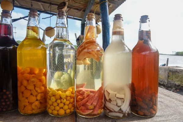 Eigengemaakte likeur in glazen fles op Atins, Brazilië — Stockfoto