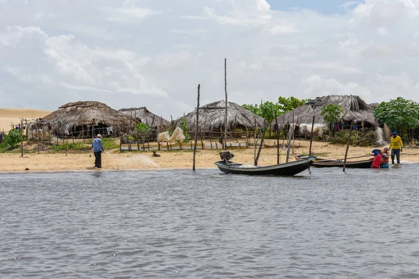 Pescador pueblo en el río Preguicas cerca de Atins en Brasil —  Fotos de Stock