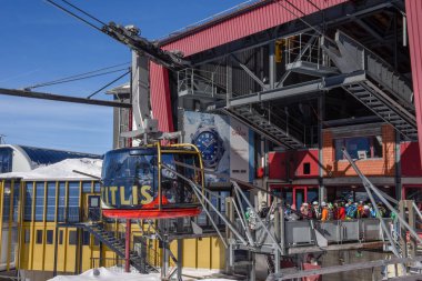 Mount Titlis Engelberg th üzerinde yol açar teleferik