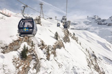 Engelberg İsviçre Alpleri üzerinde üzerinde Mount Titlis için teleferik