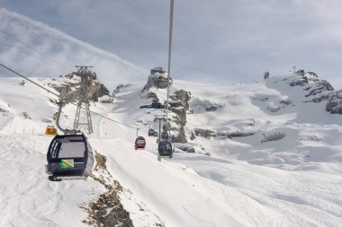 Engelberg İsviçre Alpleri üzerinde üzerinde Mount Titlis için teleferik