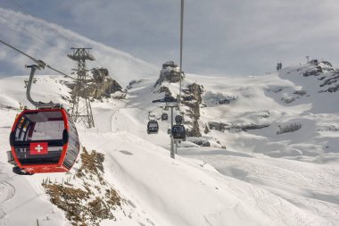 Engelberg İsviçre Alpleri üzerinde üzerinde Mount Titlis için teleferik