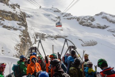 Mount Titlis Engelberg th üzerinde yol açar teleferik