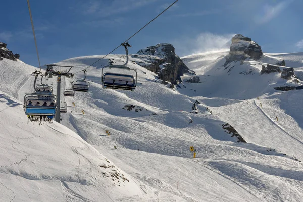 La gente sciare e salire la montagna in seggiovia a Engelber — Foto Stock