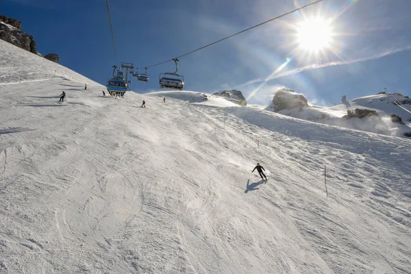 Люди на лижах і збирається до гори крісельна канатна дорога на Engelber — стокове фото