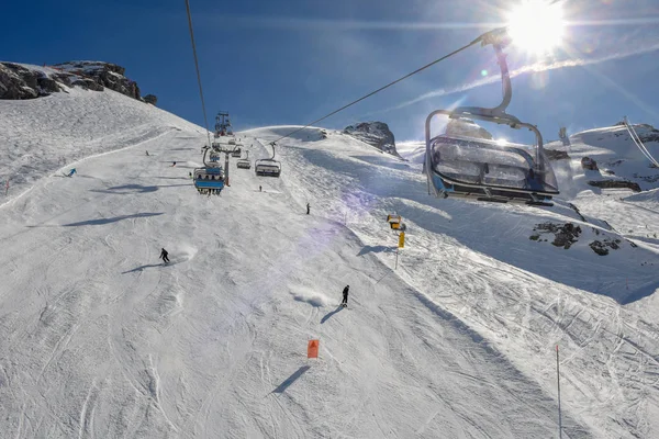Люди на лижах і збирається до гори крісельна канатна дорога на Engelber — стокове фото
