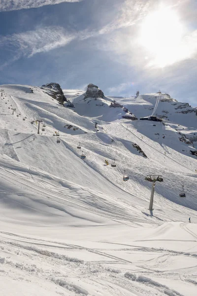 Skifahren und Bergsteigen mit dem Sessellift am engelber — Stockfoto