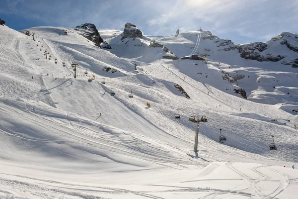 Skifahren und Bergsteigen mit dem Sessellift am engelber — Stockfoto