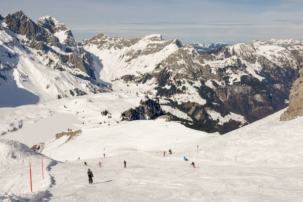 Pessoas esquiando e subindo a montanha por teleférico em Engelber — Fotografia de Stock