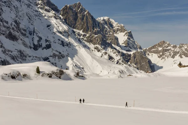 People walking at Trubsee over Engelberg on the Swiss alps — Stock Photo, Image