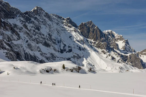 Mensen lopen op Trubsee over Engelberg op de Zwitserse Alpen — Stockfoto