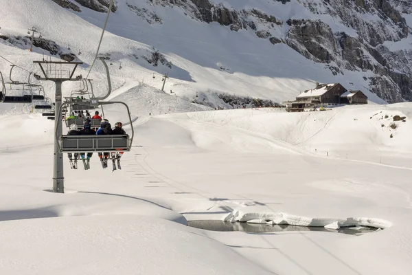 La gente sciare e salire la montagna in seggiovia a Engelber — Foto Stock