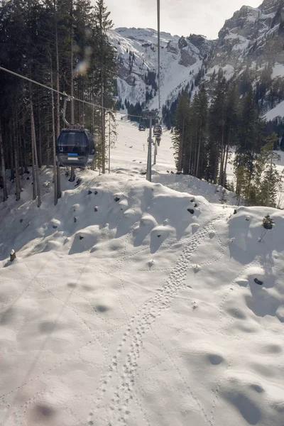 Engelberg İsviçre Alpleri üzerinde üzerinde Mount Titlis için teleferik — Stok fotoğraf