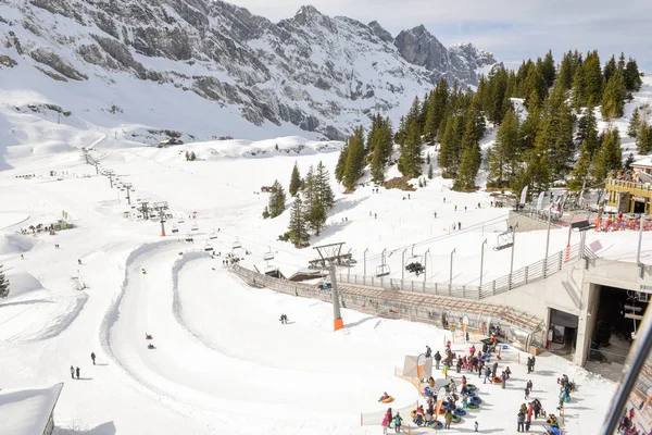 Snowtubing na Engelberg ve švýcarských Alpách — Stock fotografie