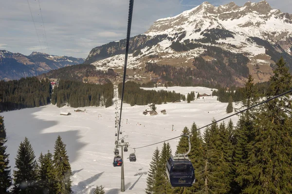 Cableway to Mount Titlis over Engelberg on the Swiss alps — Stock Photo, Image