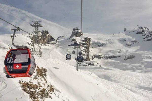 Lanovka na horu Titlis nad Engelberg na švýcarské Alpy — Stock fotografie