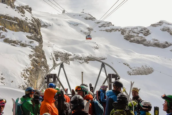 The cableway that leads to the mount Titlis over Engelberg on th — Stock Photo, Image