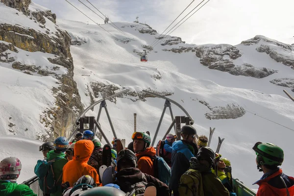 The cableway that leads to the mount Titlis over Engelberg on th — Stock Photo, Image