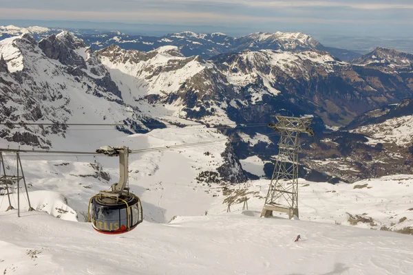 The cableway that leads to the mount Titlis over Engelberg on Sw — Stock Photo, Image