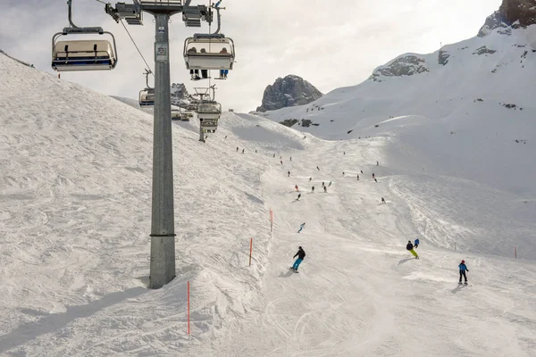 La gente sciare e salire la montagna in seggiovia a Engelber — Foto Stock