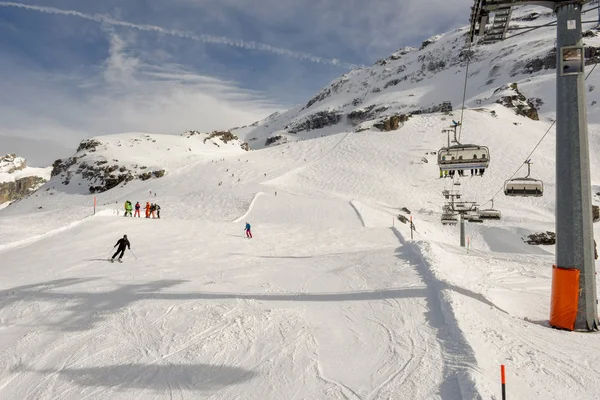 Skifahren und Bergsteigen mit dem Sessellift am engelber — Stockfoto