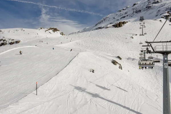 Люди катаются на лыжах и поднимаются на гору на подъемнике в Энгельбере — стоковое фото