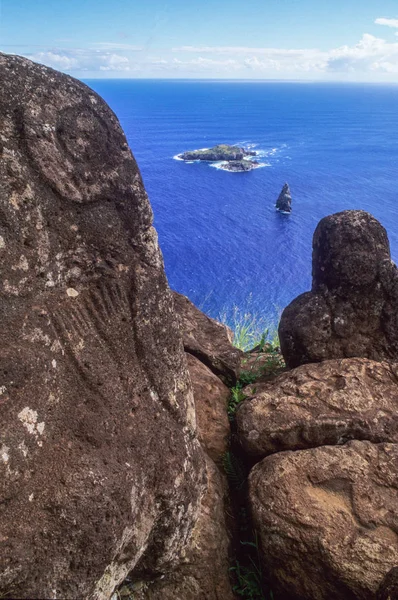 Petroglyphs and Motu Nui at Orongo of Easter Island, Chile — Stock Photo, Image