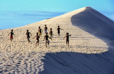 Dune Soalara Madagaskar çalışan çocuklar ile
