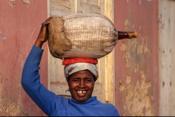 Lady with a bottle of Grogue at Santiago island, Cabo Verde — Stock Photo, Image