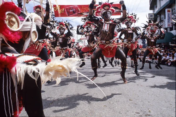İnsanlar üzerinde kostümlerini atı-Atihan Festivali geçit töreninde — Stok fotoğraf