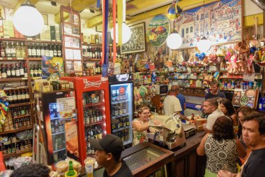 Olin 'de Bodega de Veio dükkanında yemek yiyen ve içen insanlar