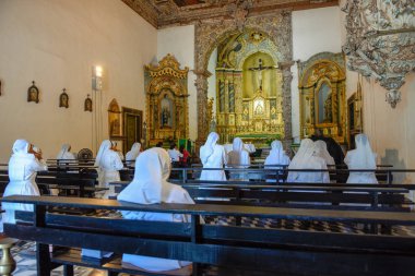 Olinda 'da Misericordia kilisesinde namaz sırasında rahibeler, Brezilya