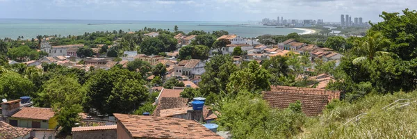 Oude koloniale stad van Olinda met de stad van Recife in de backg — Stockfoto