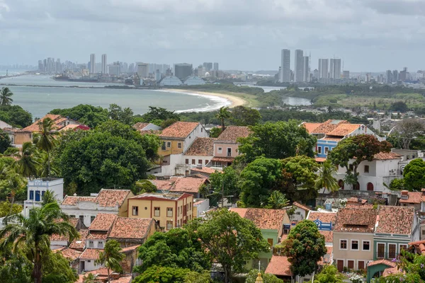 Alte kolonialstadt olinda mit der stadt recife im hintergrund — Stockfoto