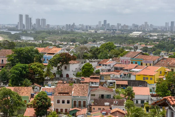 Cidade colonial velha de Olinda com a cidade de Recife no backg — Fotografia de Stock